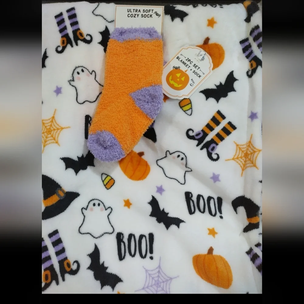 Halloween Themed Fleece Blanket - Picture 2 of 3